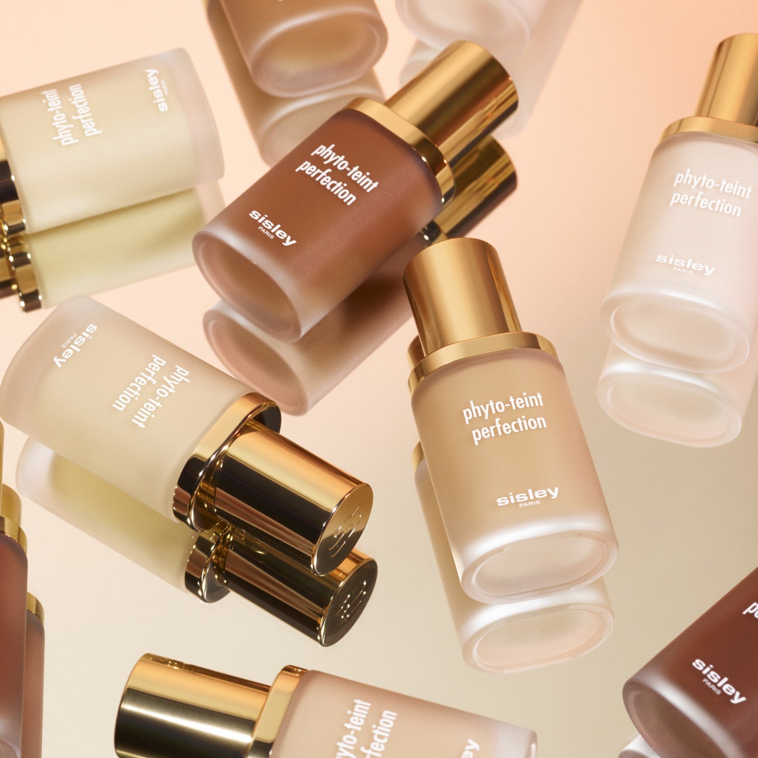 Sisley-Paris Phyto-Teint Perfection Color/Shade variant: 00W Shell lifestyle image 2 . This product is for light warm complexions