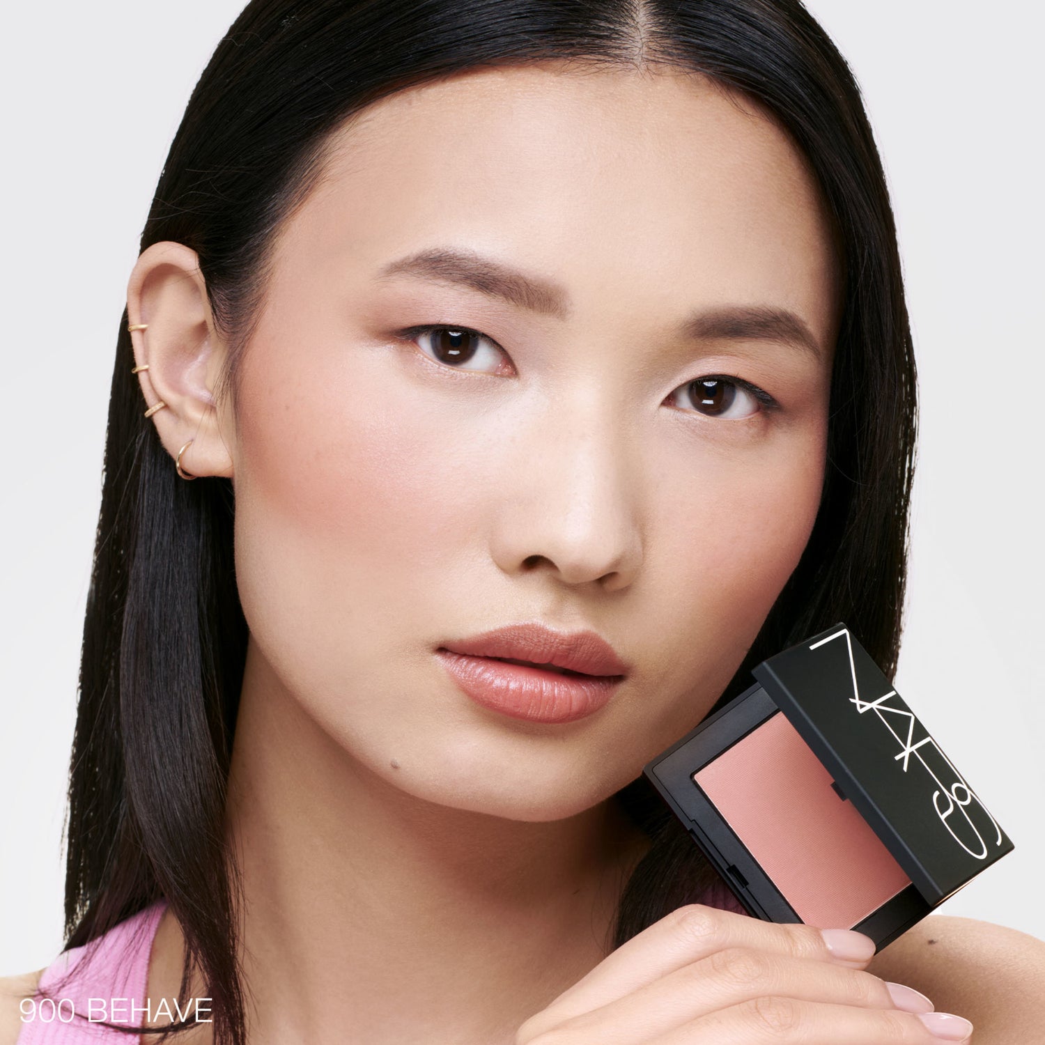 Nars Blush Color/Shade variant: Behave – 900 model image 2 .