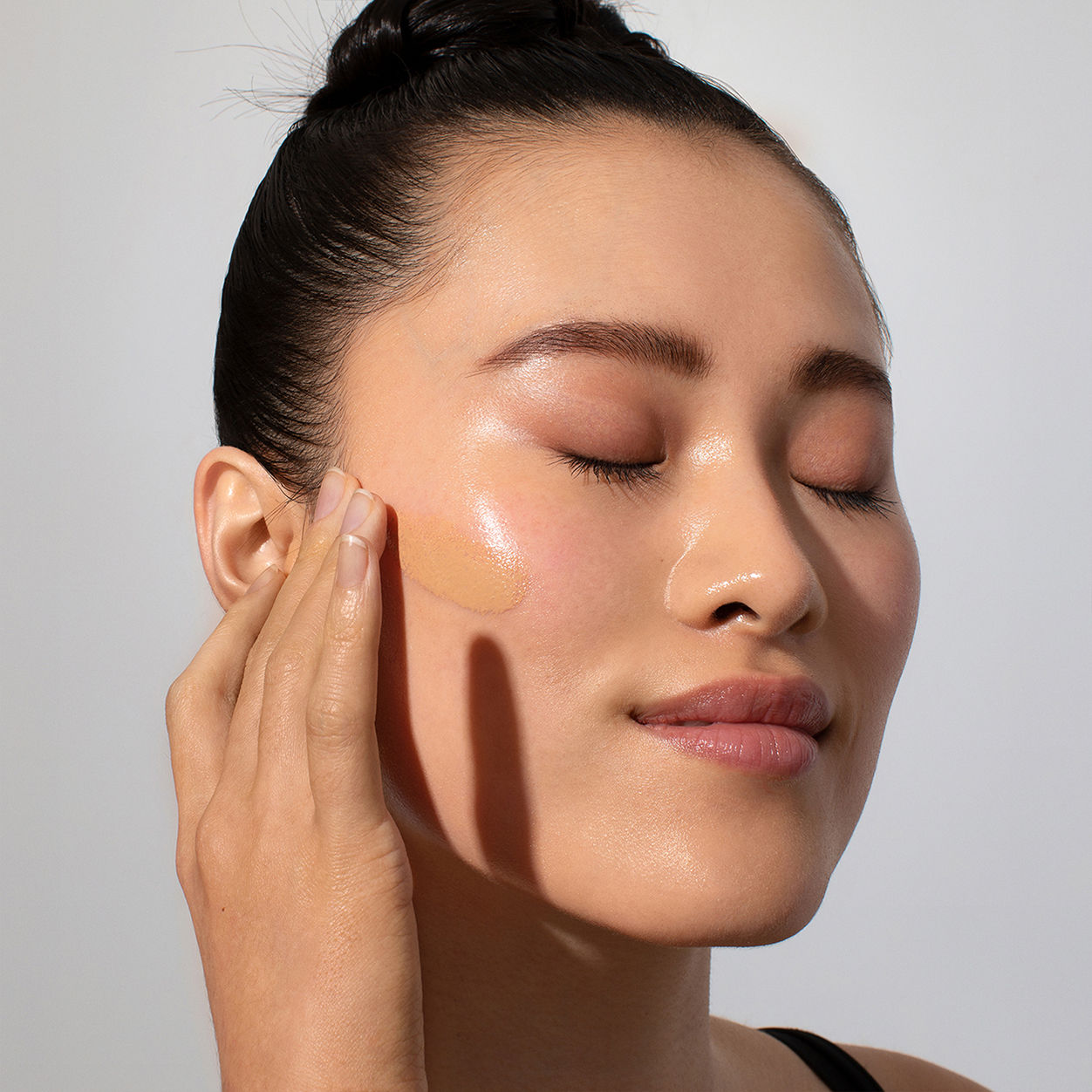 Model image of Odacité Flex-Perfecting Mineral Drops Tinted Sunscreen SPF 50 variant: 02 Light-Medium