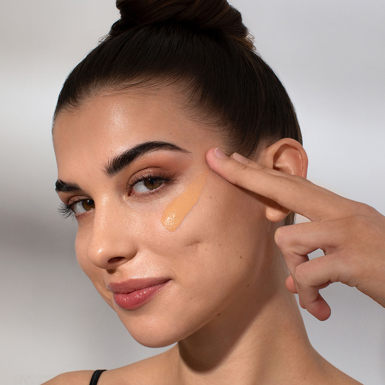 Model image of Odacité Flex-Perfecting Mineral Drops Tinted Sunscreen SPF 50 variant: 02 Light-Medium