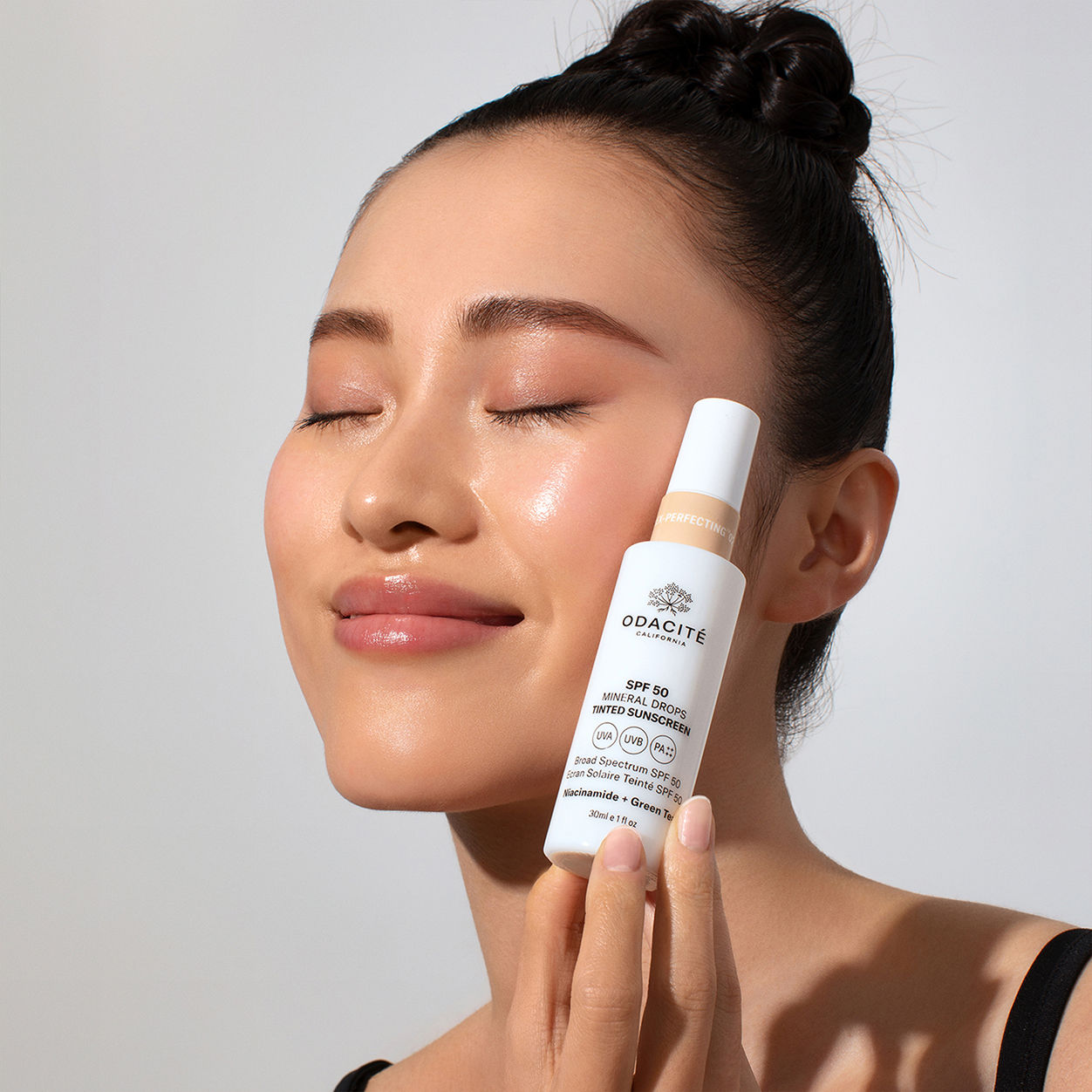 Model image of Odacité Flex-Perfecting Mineral Drops Tinted Sunscreen SPF 50 variant: 02 Light-Medium