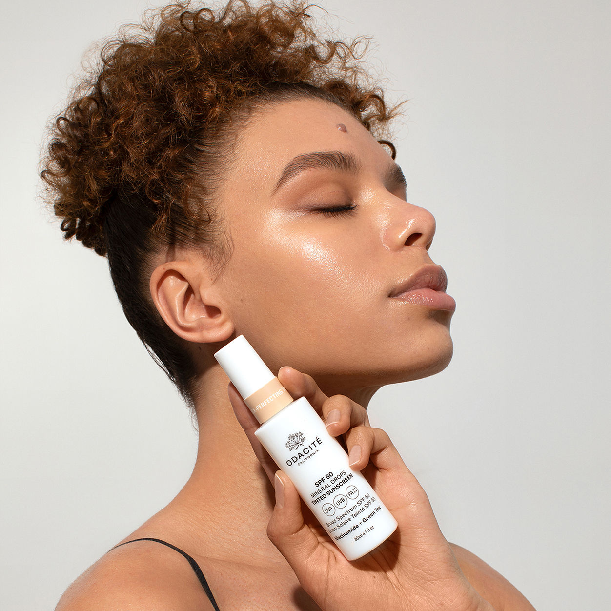 Model image of Odacité Flex-Perfecting Mineral Drops Tinted Sunscreen SPF 50 variant: 02 Light-Medium