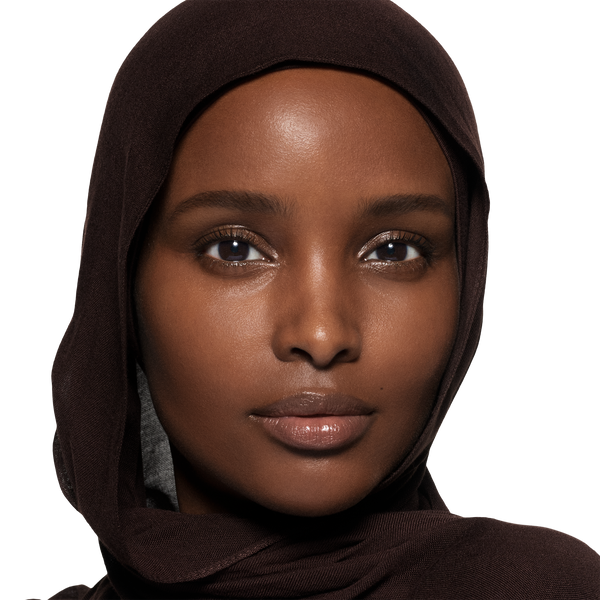 Model image of Victoria Beckham Beauty The Foundation Drops variant: 15 Deep - Deep With Warm Undertones