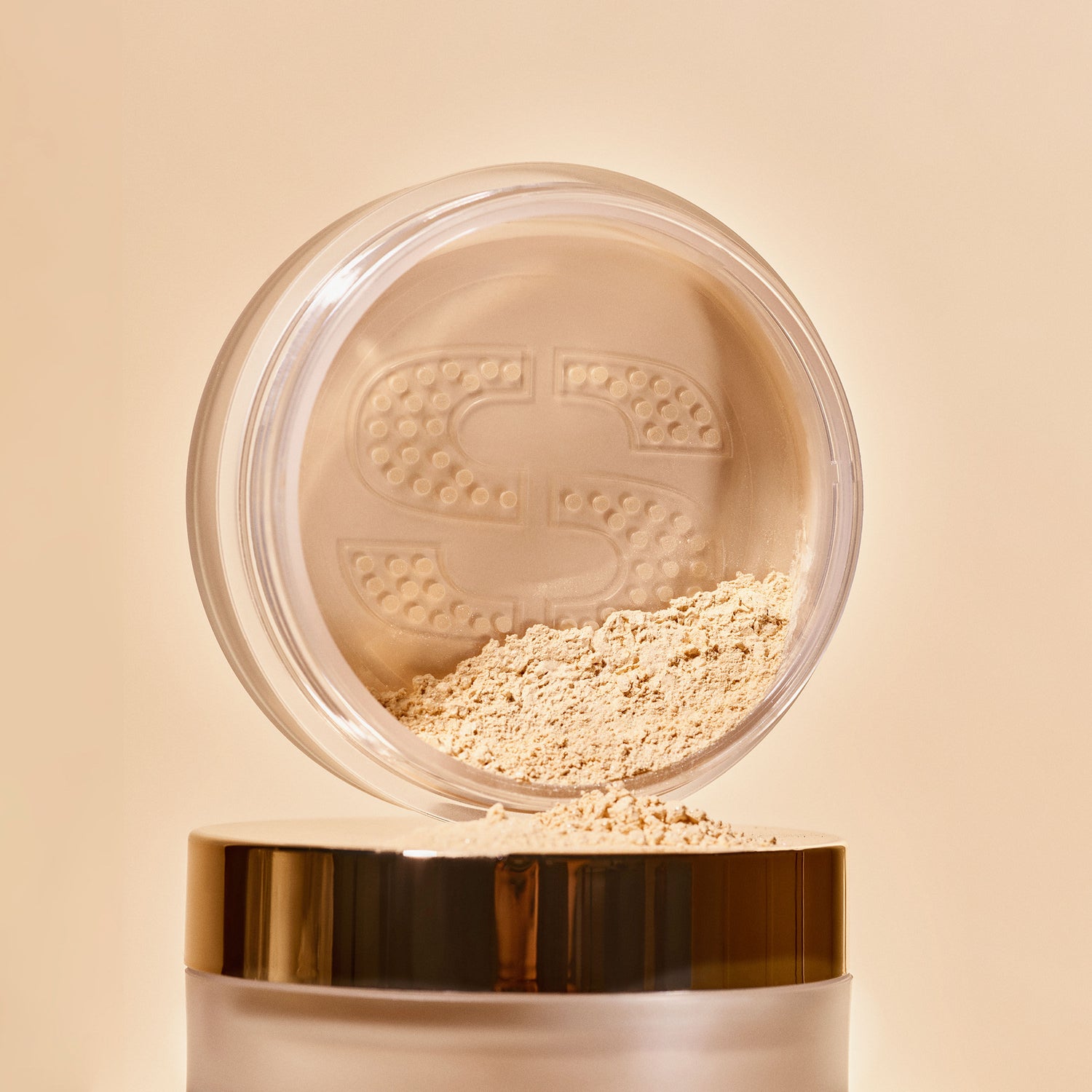 Lifestyle image of Sisley Paris Phyto-Teint Poudre Libre variant: 1 Shimmer