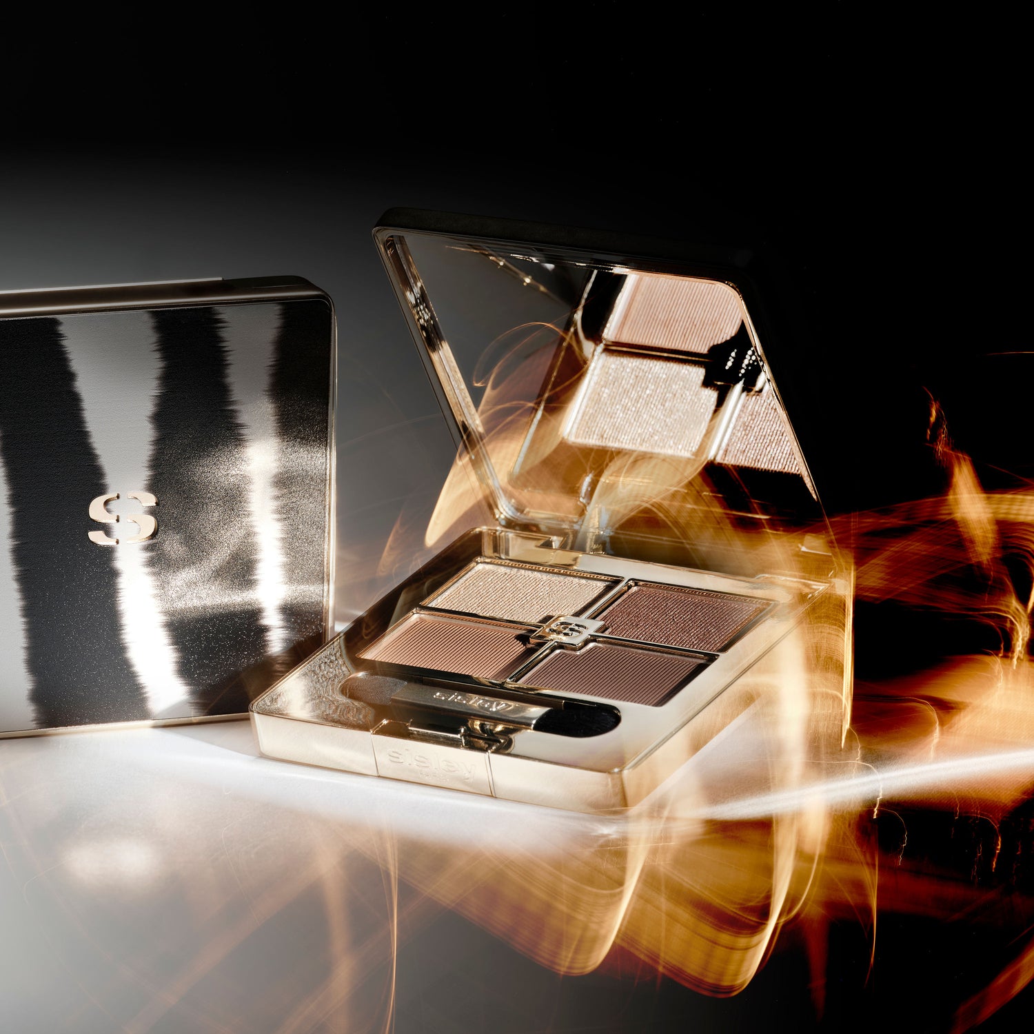 Lifestyle image of Sisley-Paris Phyto-Eye Palette variant: 1 Tender Toffee