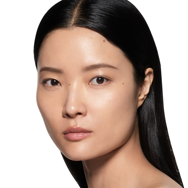 Model image of Victoria Beckham Beauty The Foundation Drops variant: 5 Light - Light With Neutral Warm Undertones