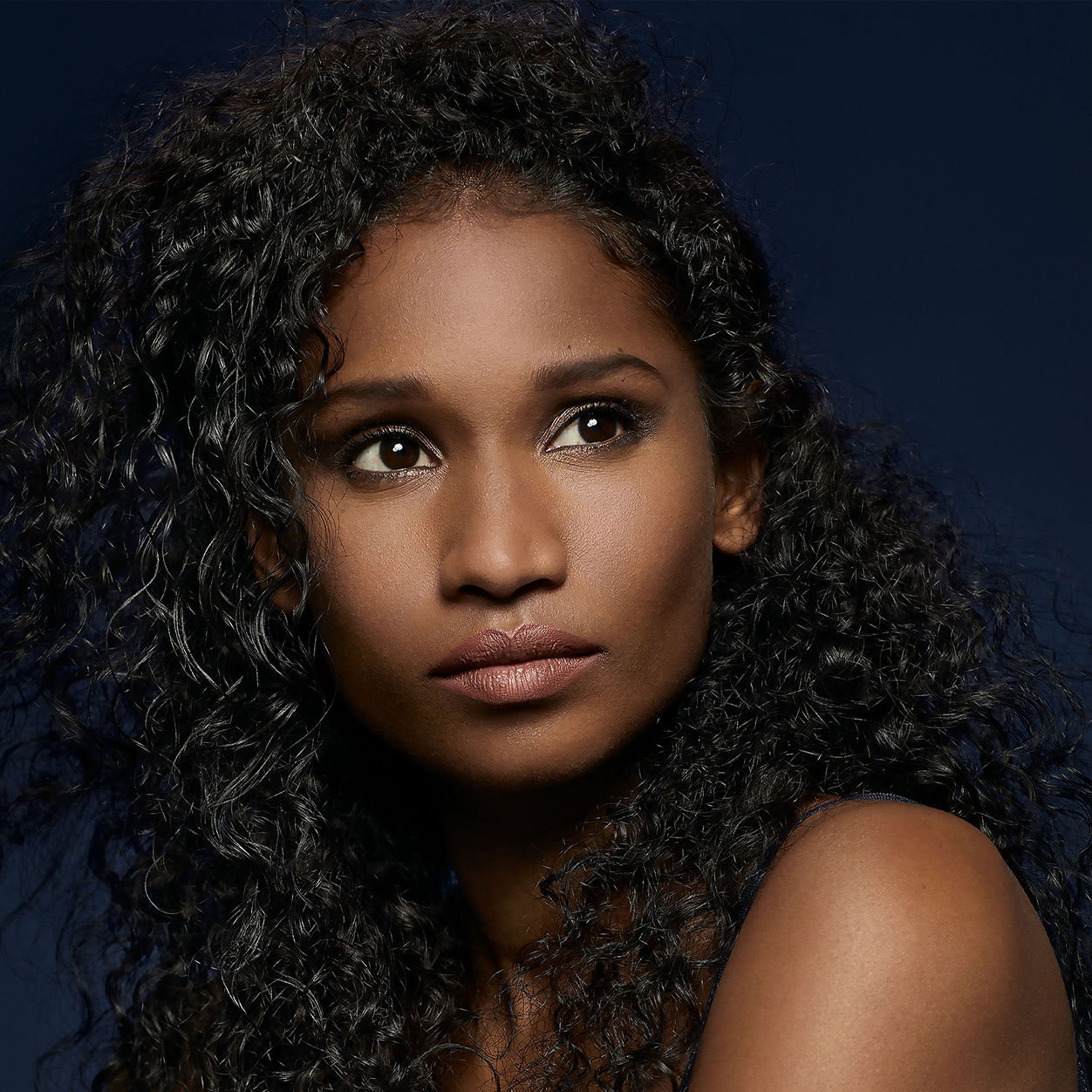 Model image of R+Co Bleu De Luxe Reparative Shampoo variant: 8.5 fl oz