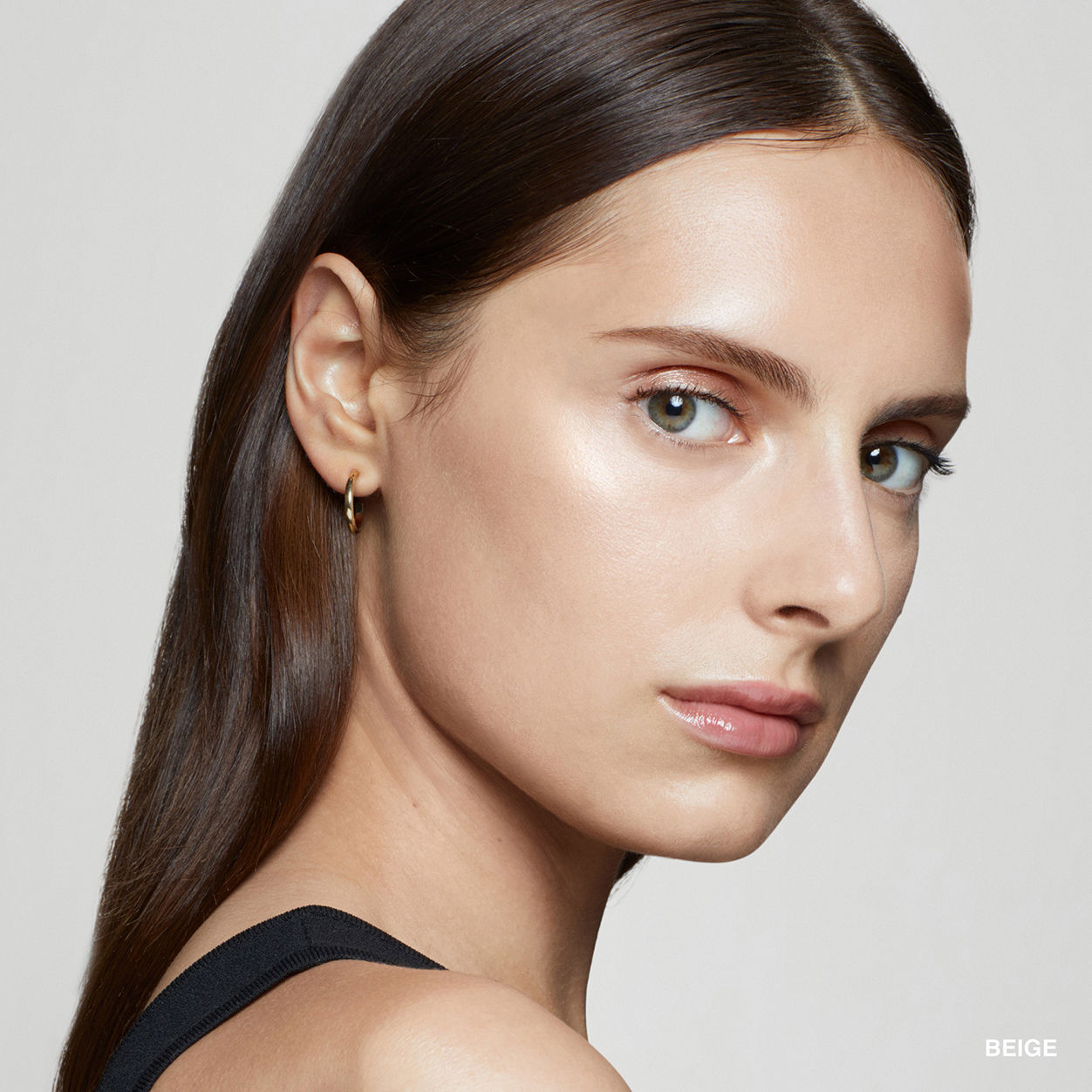 Model image of Bobbi Brown Intensive Serum Foundation SPF 40/30 variant: Beige