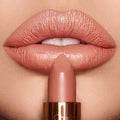 Model image of Charlotte Tilbury K.I.S.S.I.N.G. Lipstick variant: Bitch Perfect