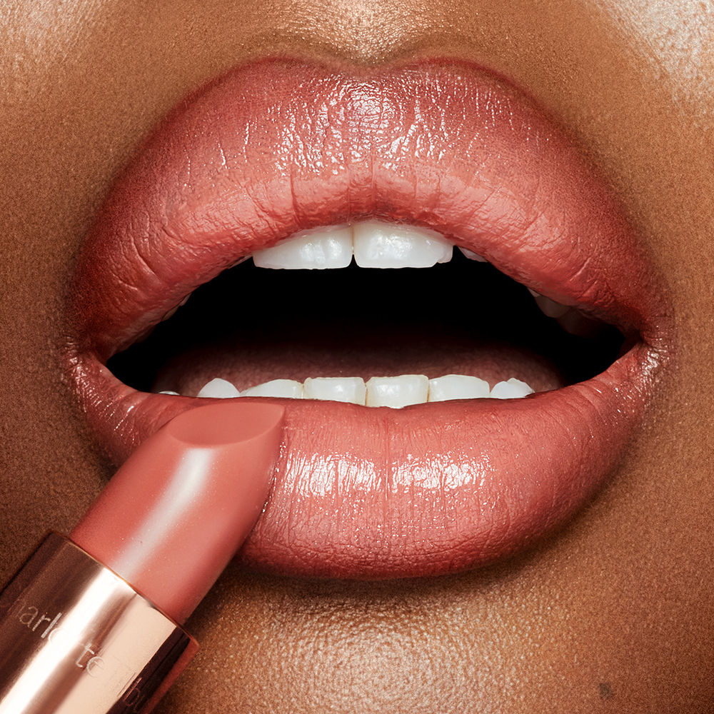 Model image of Charlotte Tilbury K.I.S.S.I.N.G. Lipstick variant: Bitch Perfect