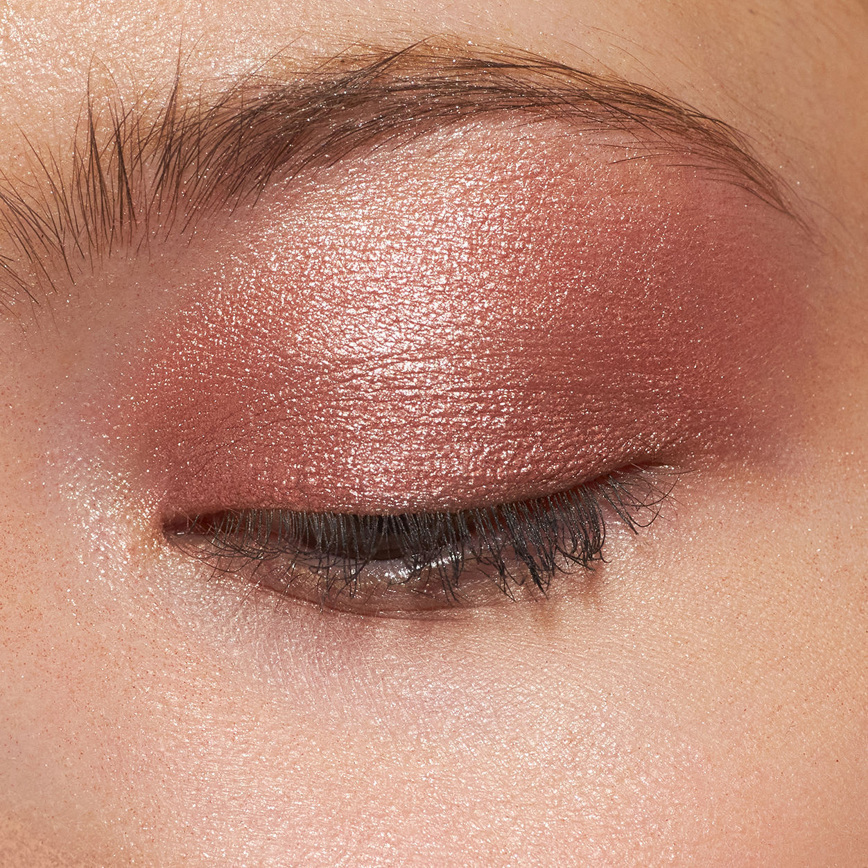 Model image of Neen Pretty Shady Pressed Pigment variant: Blur