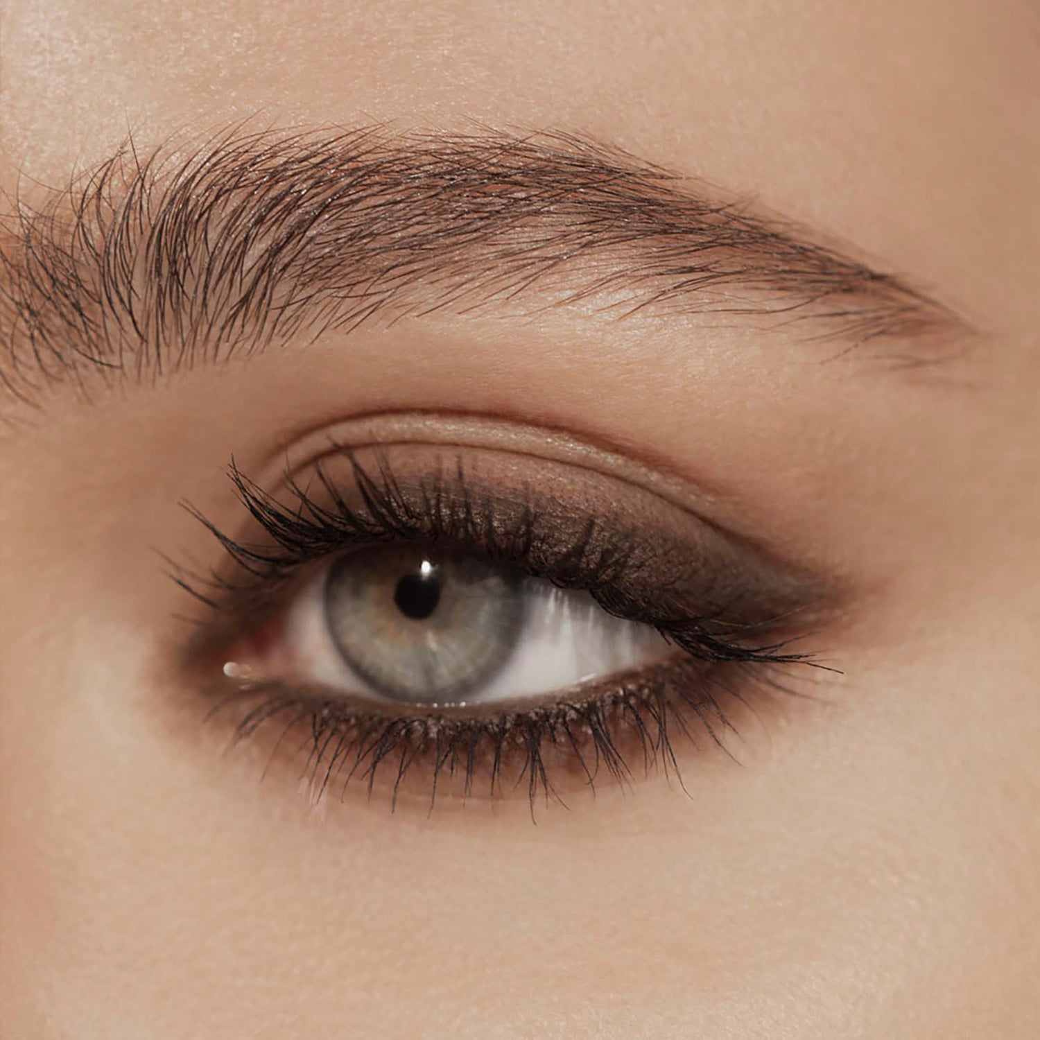 Model image of Victoria Beckham Beauty Satin Kajal Liner variant: Cocoa