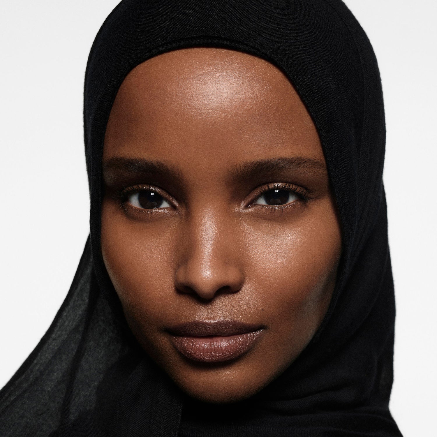 Model image of Victoria Beckham Beauty The Concealer Pen variant: DP1 - Deep 1