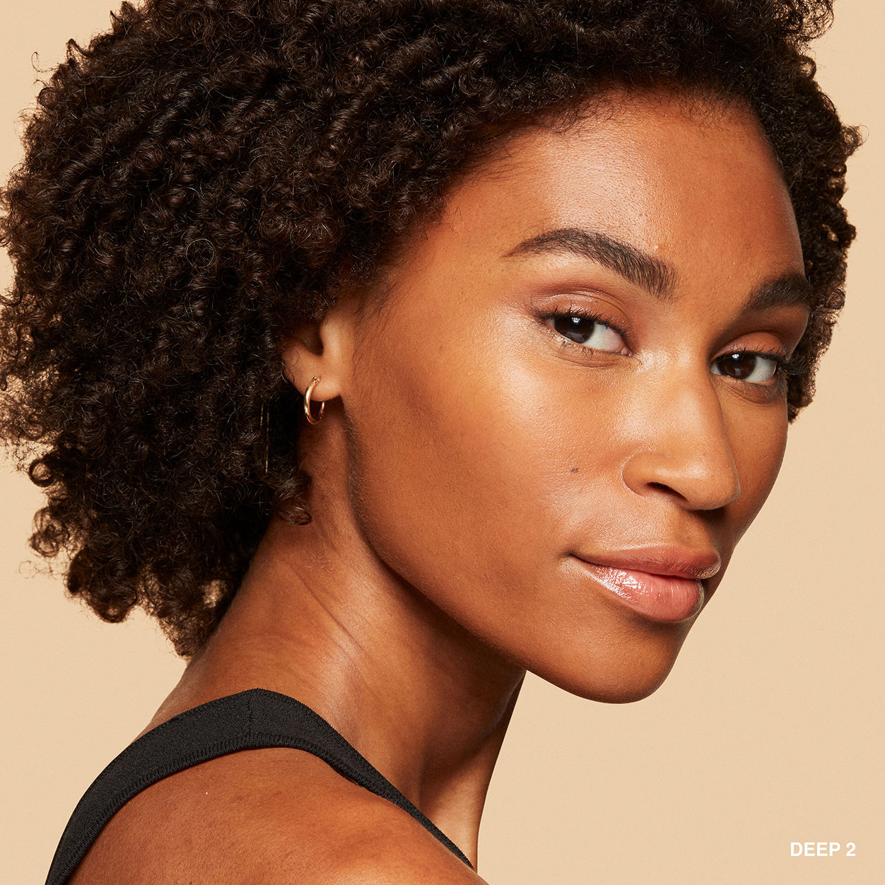 Model image of Bobbi Brown Vitamin Enriched Hydrating Skin Tint SPF 15 with Hyaluronic Acid variant: Deep 2