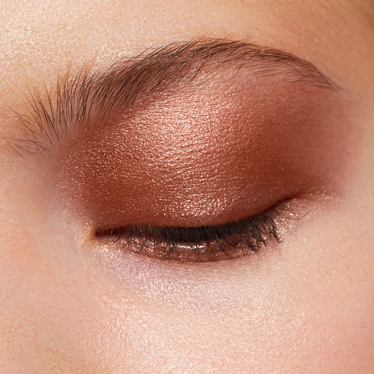 Model image of Neen Pretty Shady Pressed Pigment variant: Fury