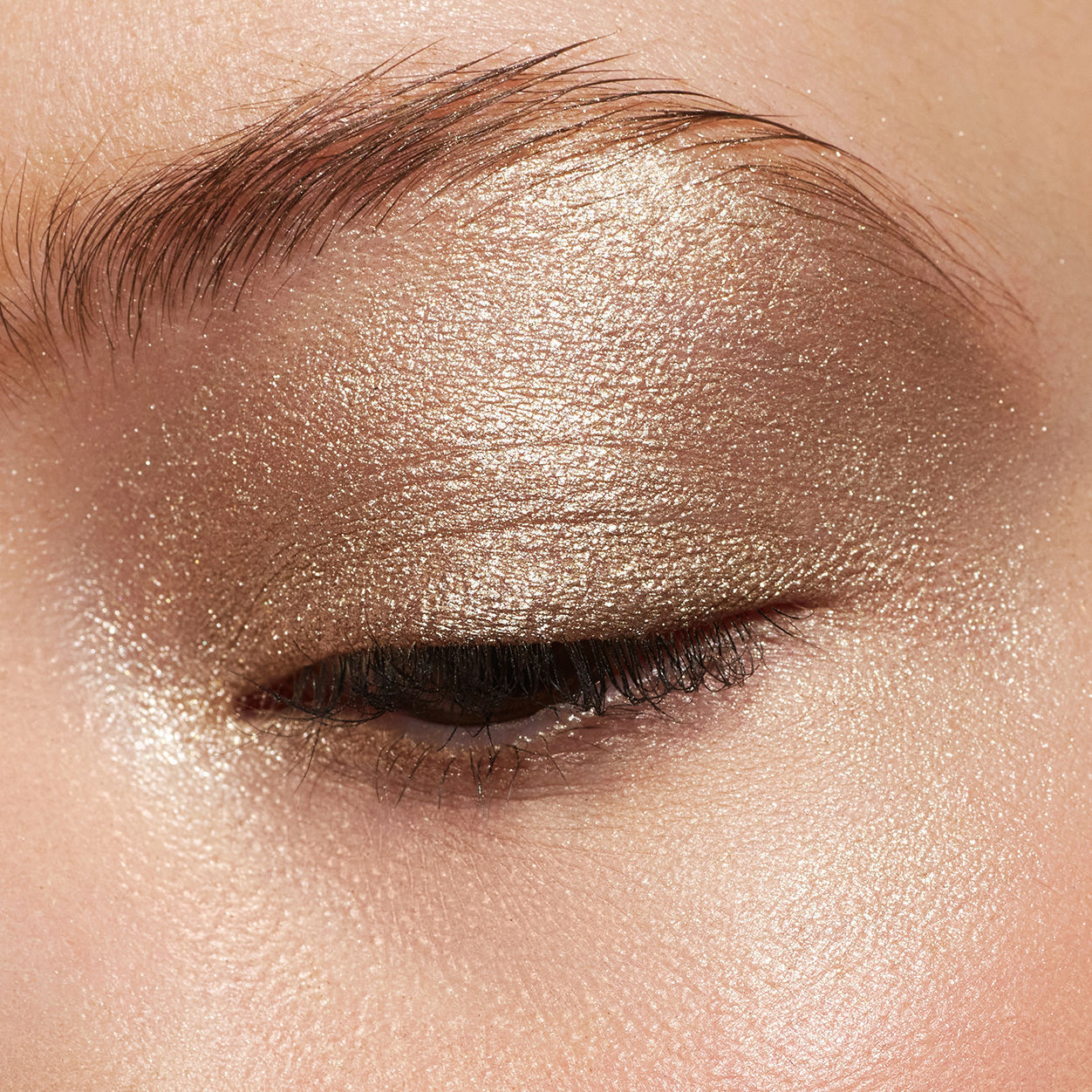 Model image of Neen Pretty Shady Pressed Pigment variant: Glare