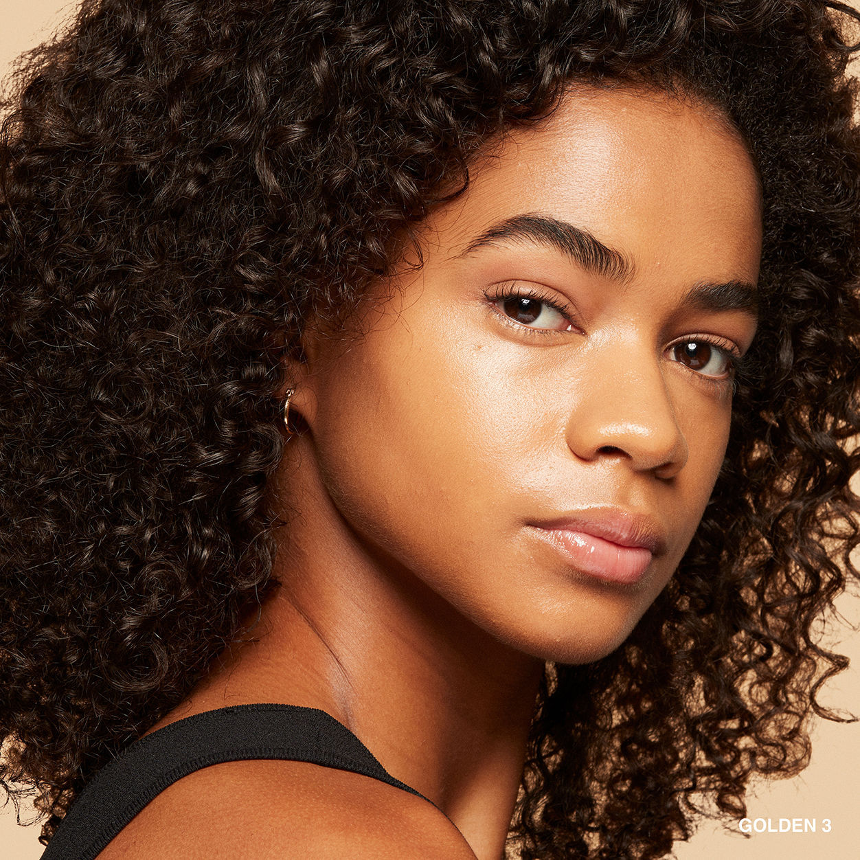Model image of Bobbi Brown Vitamin Enriched Hydrating Skin Tint SPF 15 with Hyaluronic Acid variant: Golden 3