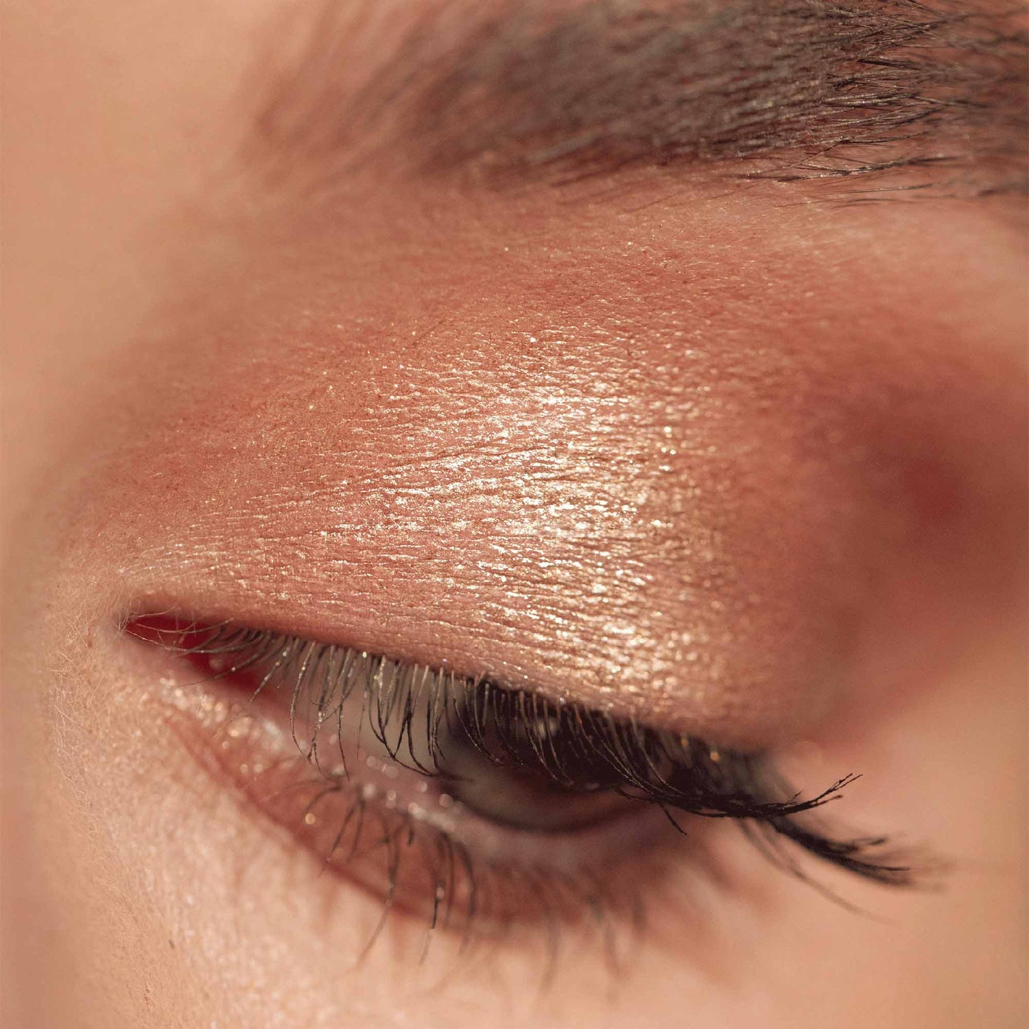 Model image of Victoria Beckham Beauty Lid Lustre variant: Honey