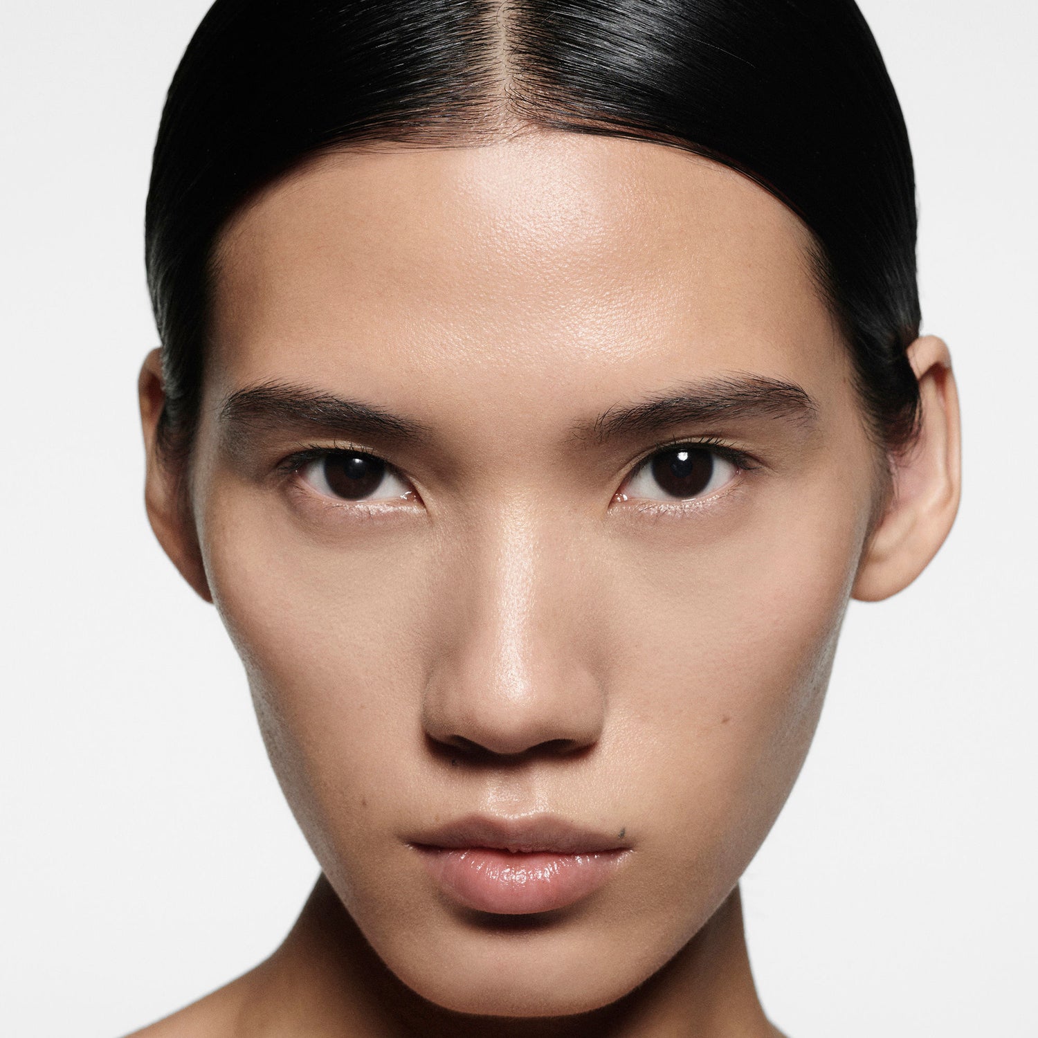 Model image of Victoria Beckham Beauty The Concealer Pen variant: L1 - Light 1