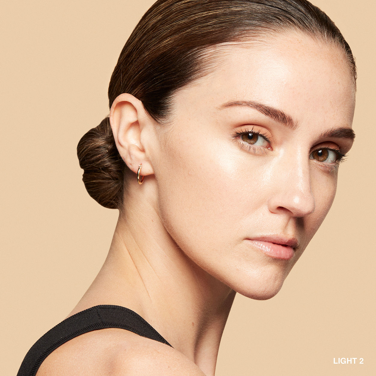 Model image of Bobbi Brown Vitamin Enriched Hydrating Skin Tint SPF 15 with Hyaluronic Acid variant: Light 2
