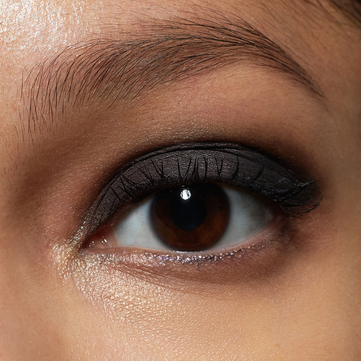 Model image of Neen Pretty Shady Pressed Pigment variant: Like