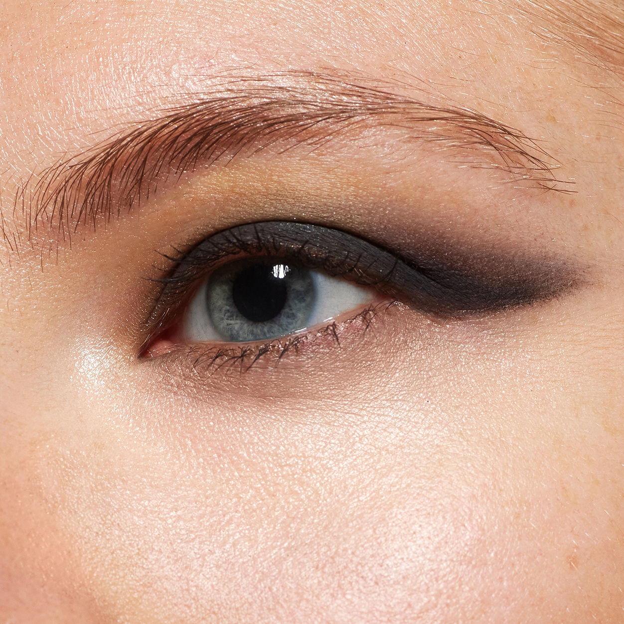 Model image of Neen Pretty Shady Pressed Pigment variant: Like