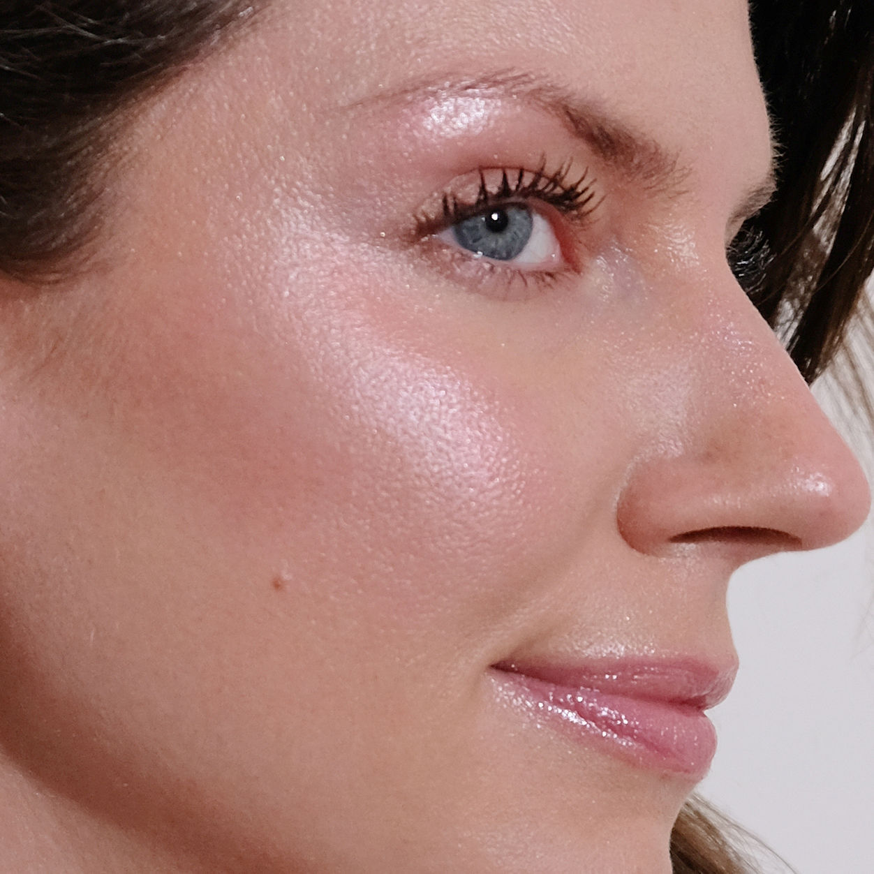 Model image of Neen Pretty Shiny Cream Highlighter variant: Luna