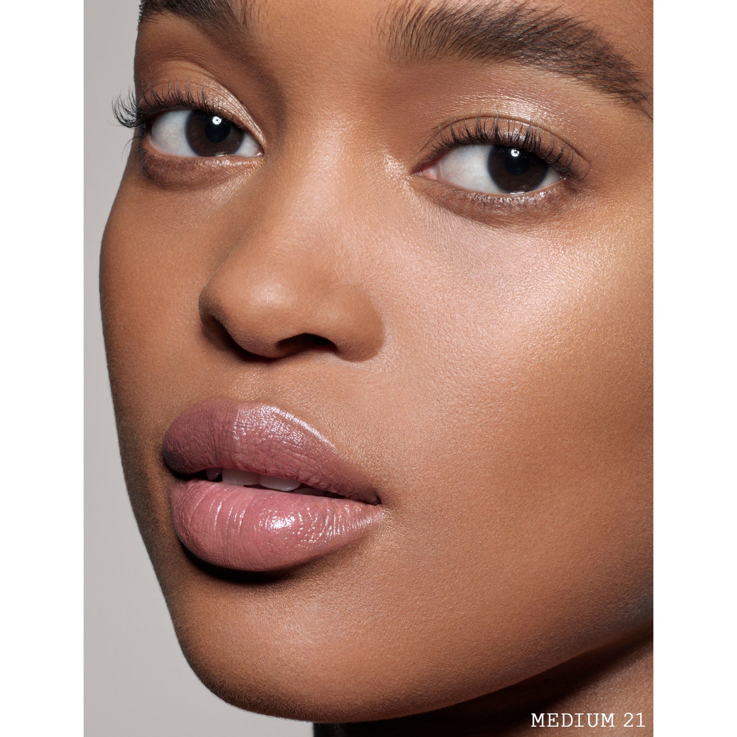 Model image of Pat McGrath Labs Skin Fetish Sublime Perfection Foundation variant: M21