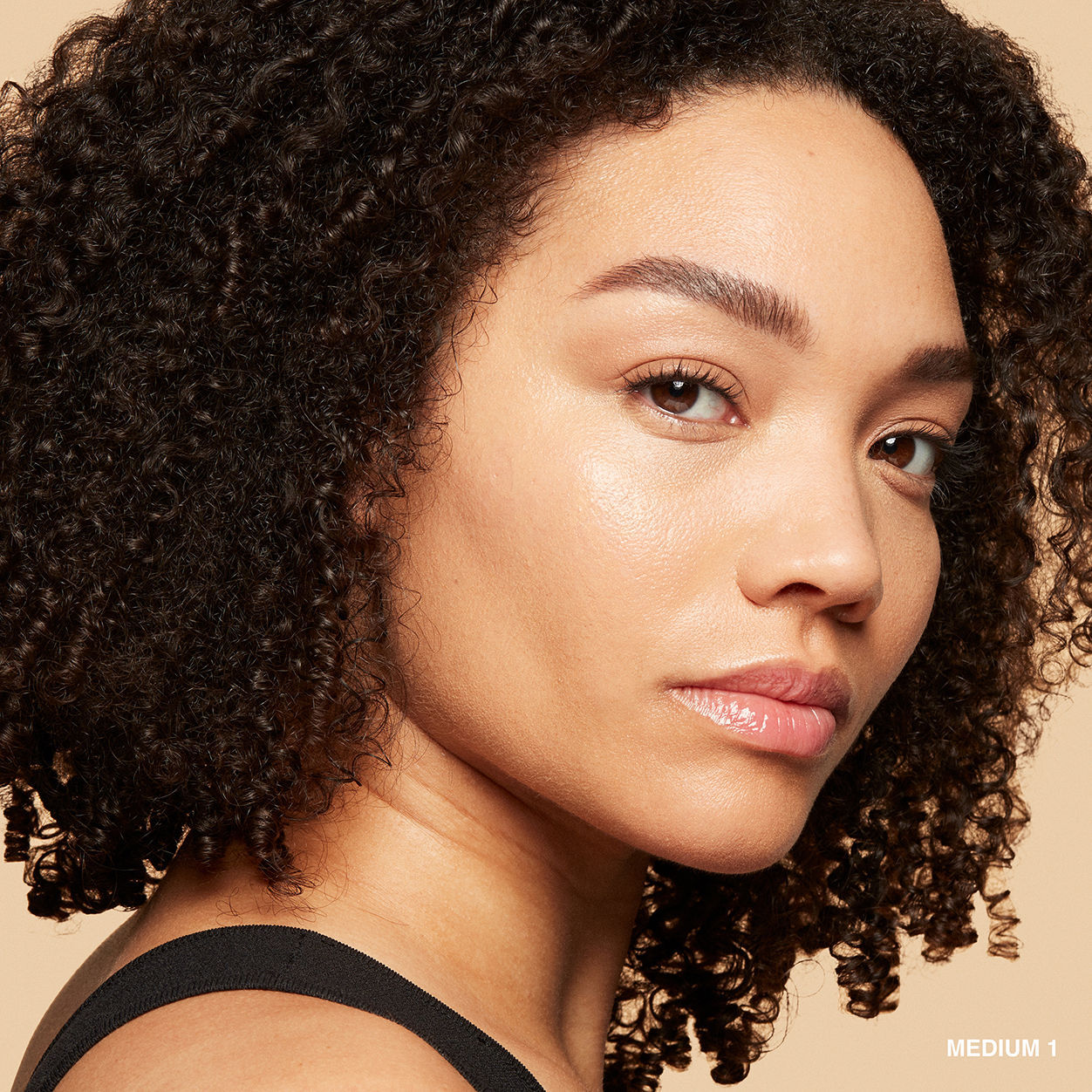 Model image of Bobbi Brown Vitamin Enriched Hydrating Skin Tint SPF 15 with Hyaluronic Acid variant: Medium 1