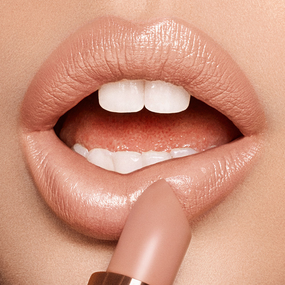 Model image of Charlotte Tilbury K.I.S.S.I.N.G. Lipstick variant: Nude Kate