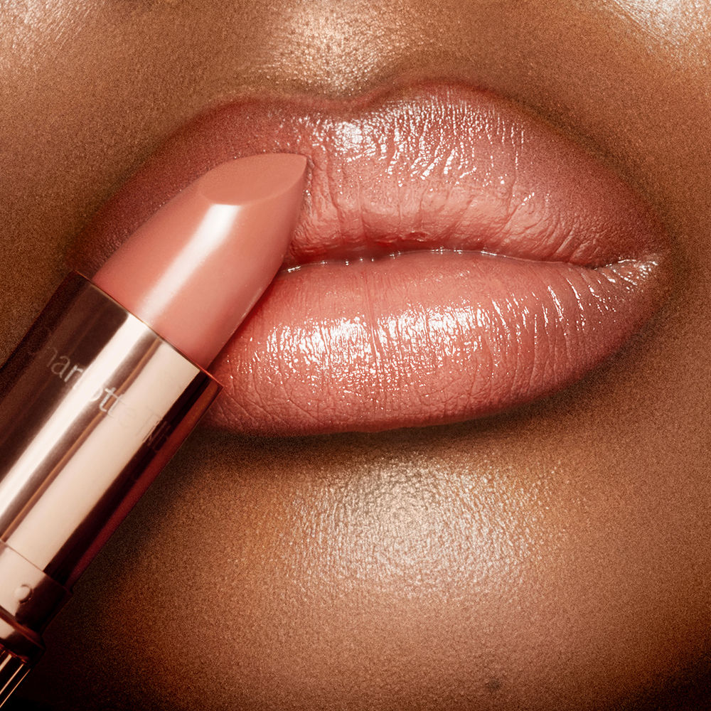 Model image of Charlotte Tilbury K.I.S.S.I.N.G. Lipstick variant: Penelope Pink