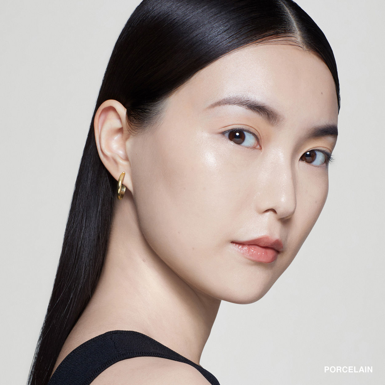 Model image of Bobbi Brown Intensive Serum Foundation SPF 40/30 variant: Porcelain