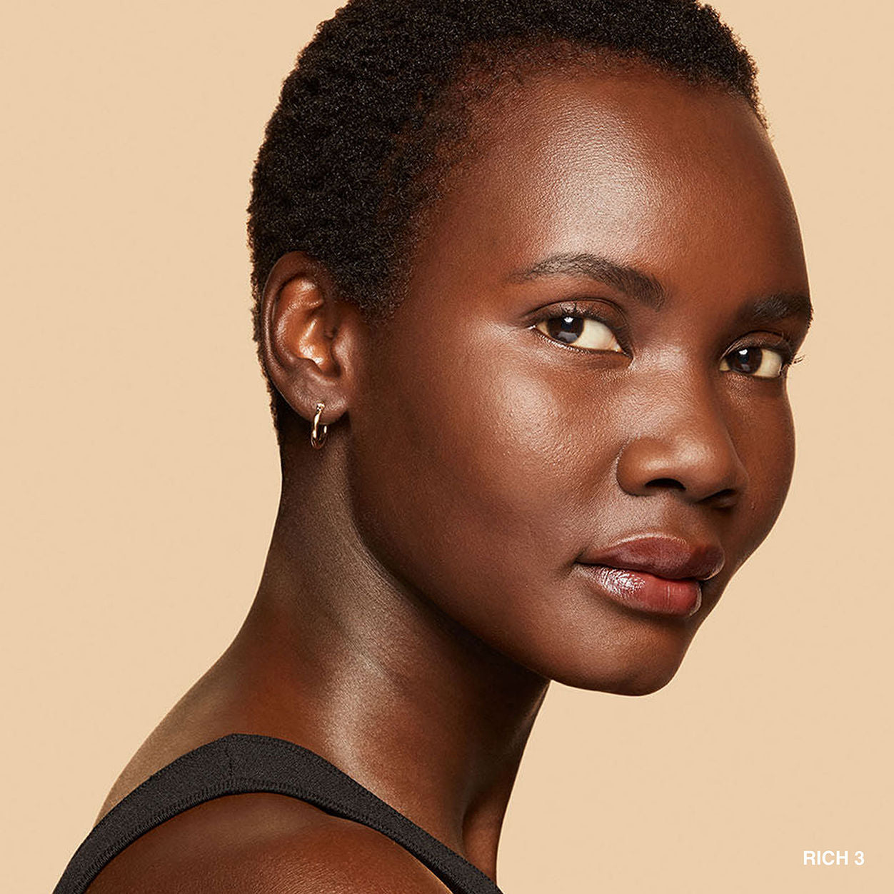 Model image of Bobbi Brown Vitamin Enriched Hydrating Skin Tint SPF 15 with Hyaluronic Acid variant: Rich 3