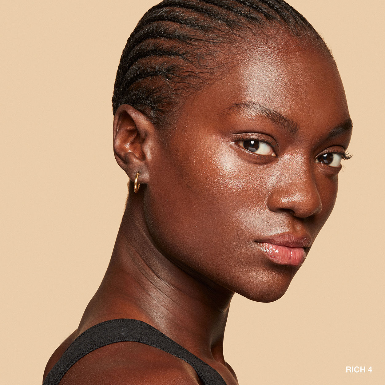 Model image of Bobbi Brown Vitamin Enriched Hydrating Skin Tint SPF 15 with Hyaluronic Acid variant: Rich 4