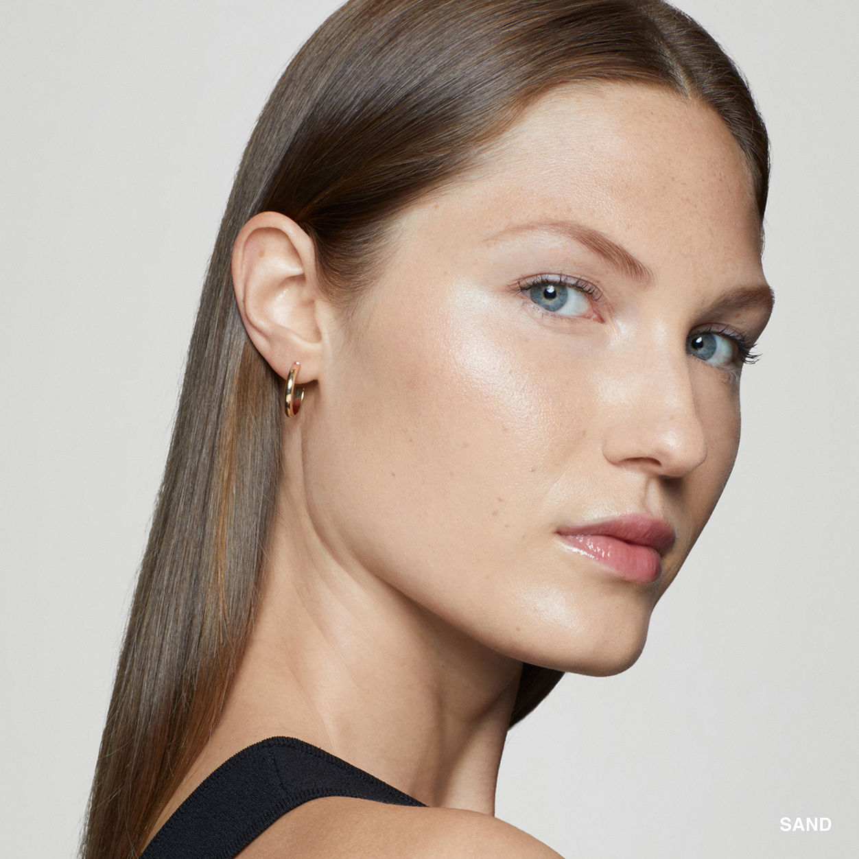 Model image of Bobbi Brown Intensive Serum Foundation SPF 40/30 variant: Sand