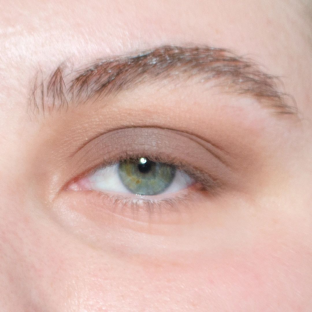 Model image of Neen Pretty Shady Pressed Pigment variant: Snug