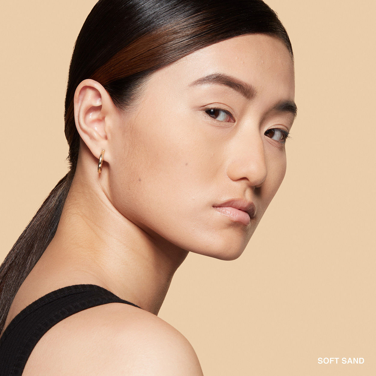 Model image of Bobbi Brown Sheer Finish Pressed Powder variant: Soft Sand