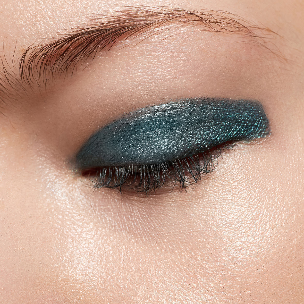 Model image of Neen Pretty Shady Pressed Pigment variant: Sprout