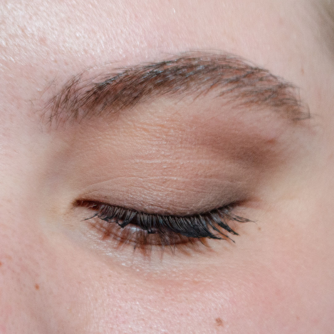 Model image of Neen Pretty Shady Pressed Pigment Trio variant: Toasty