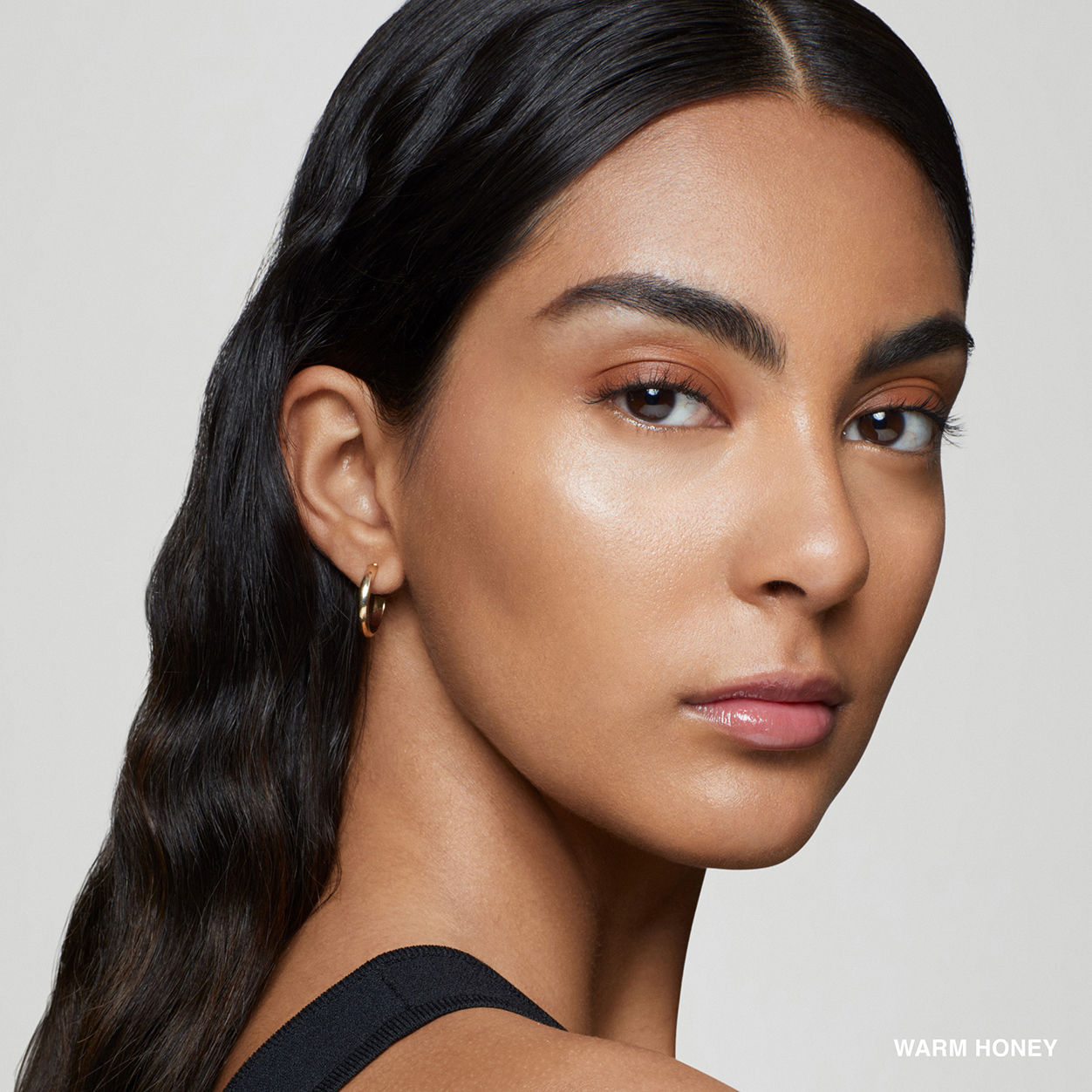Model image of Bobbi Brown Intensive Serum Foundation SPF 40/30 variant: Warm Honey