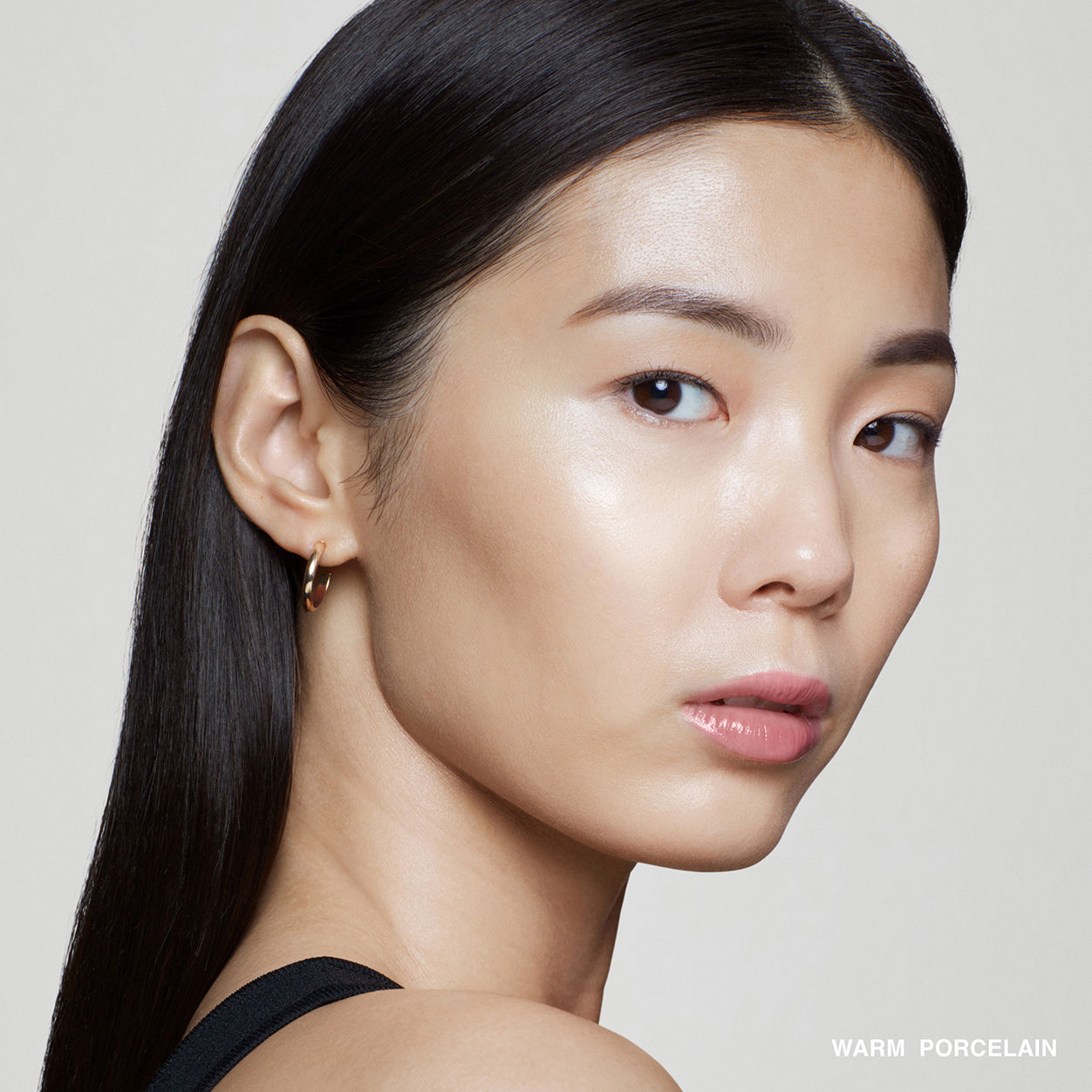 Model image of Bobbi Brown Intensive Serum Foundation SPF 40/30 variant: Warm Porcelain