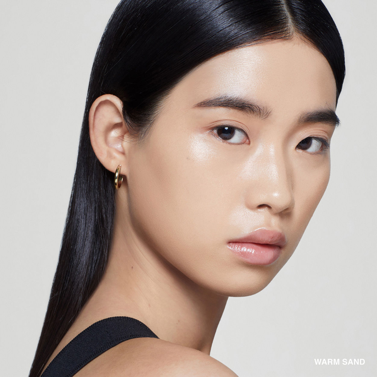 Model image of Bobbi Brown Intensive Serum Foundation SPF 40/30 variant: Warm Sand