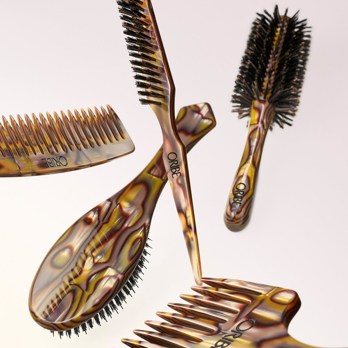 Oribe Wide Tooth Comb .