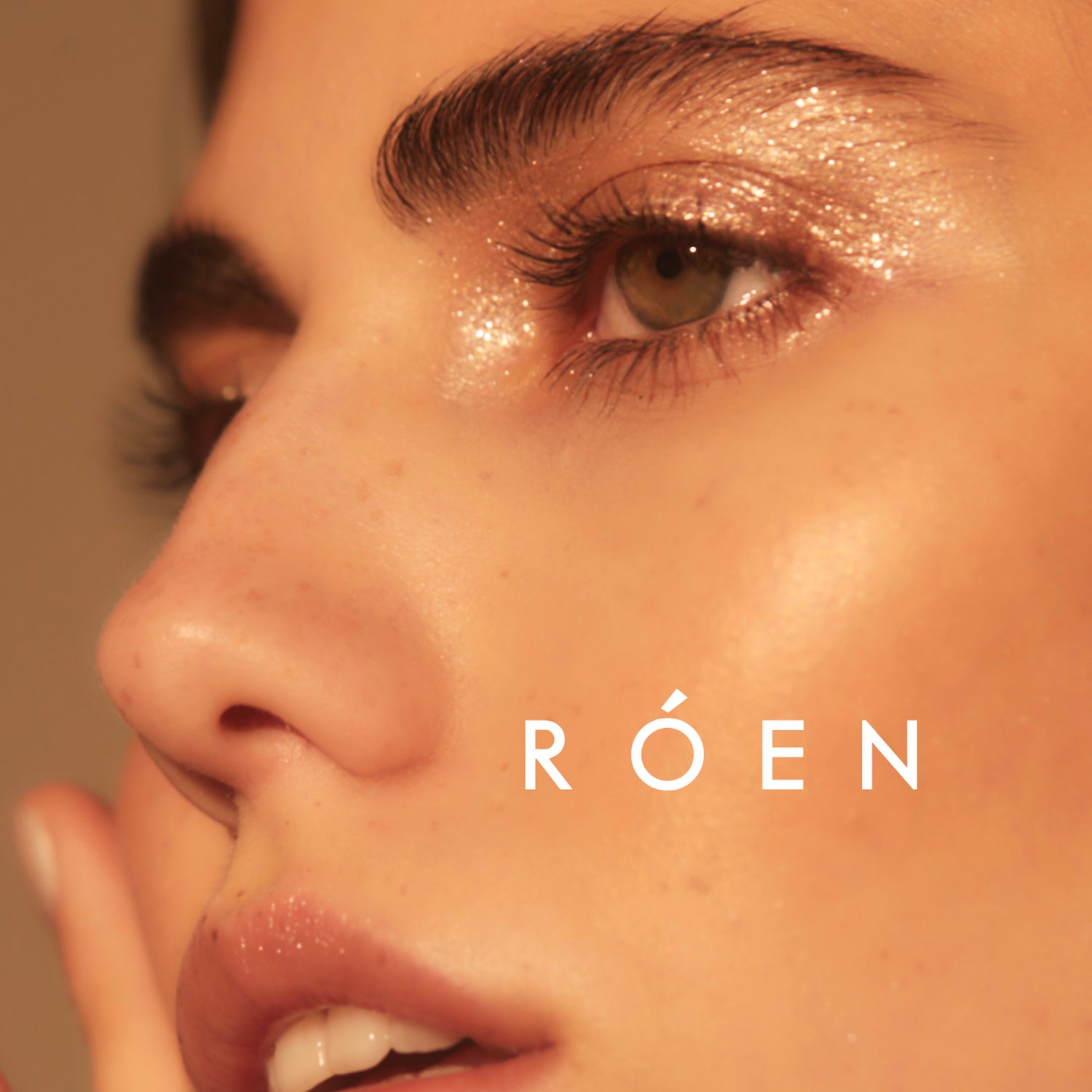 Róen Disco Eye model image 2 . This product is in the color gold