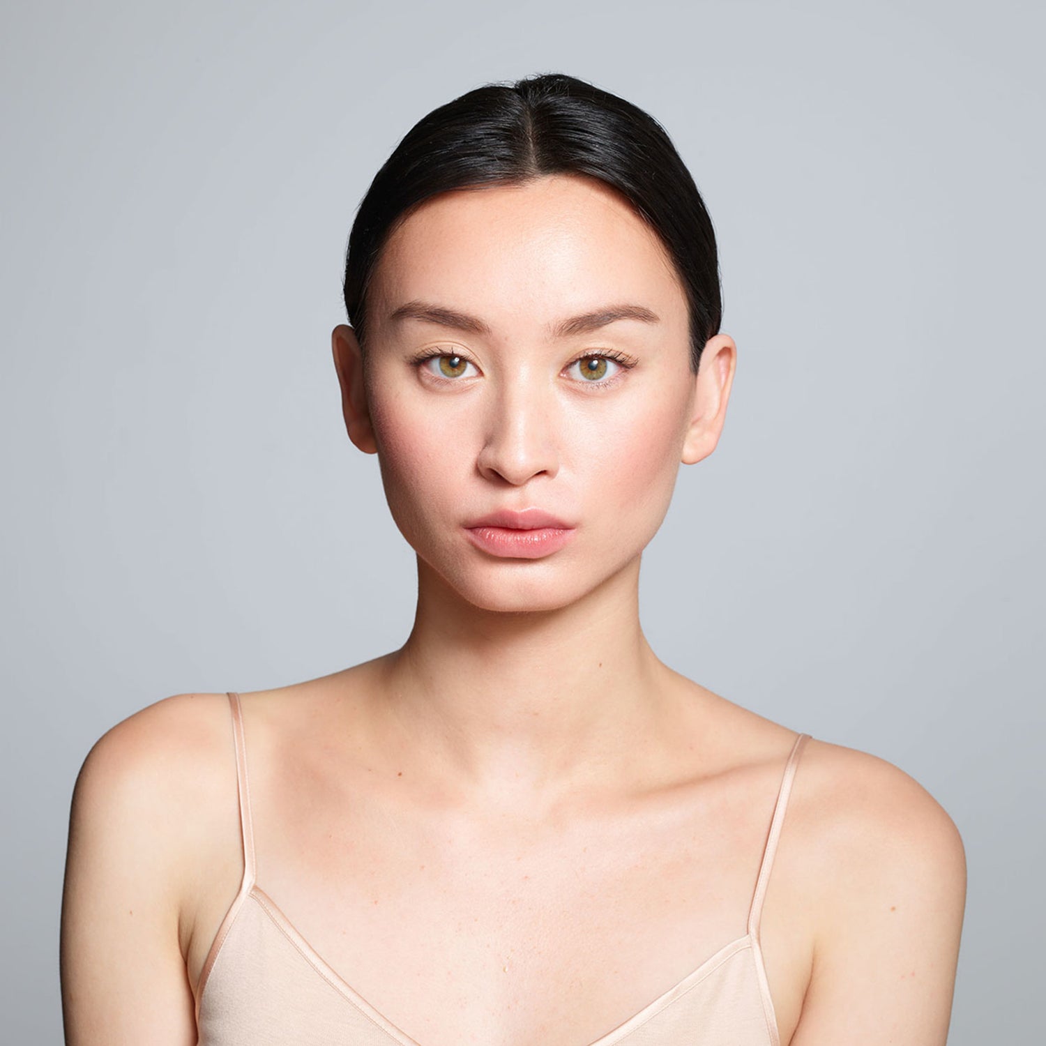 Trish McEvoy Precision Brow Shaper Color/Shade variant: Natural model image . This product is in the color nude