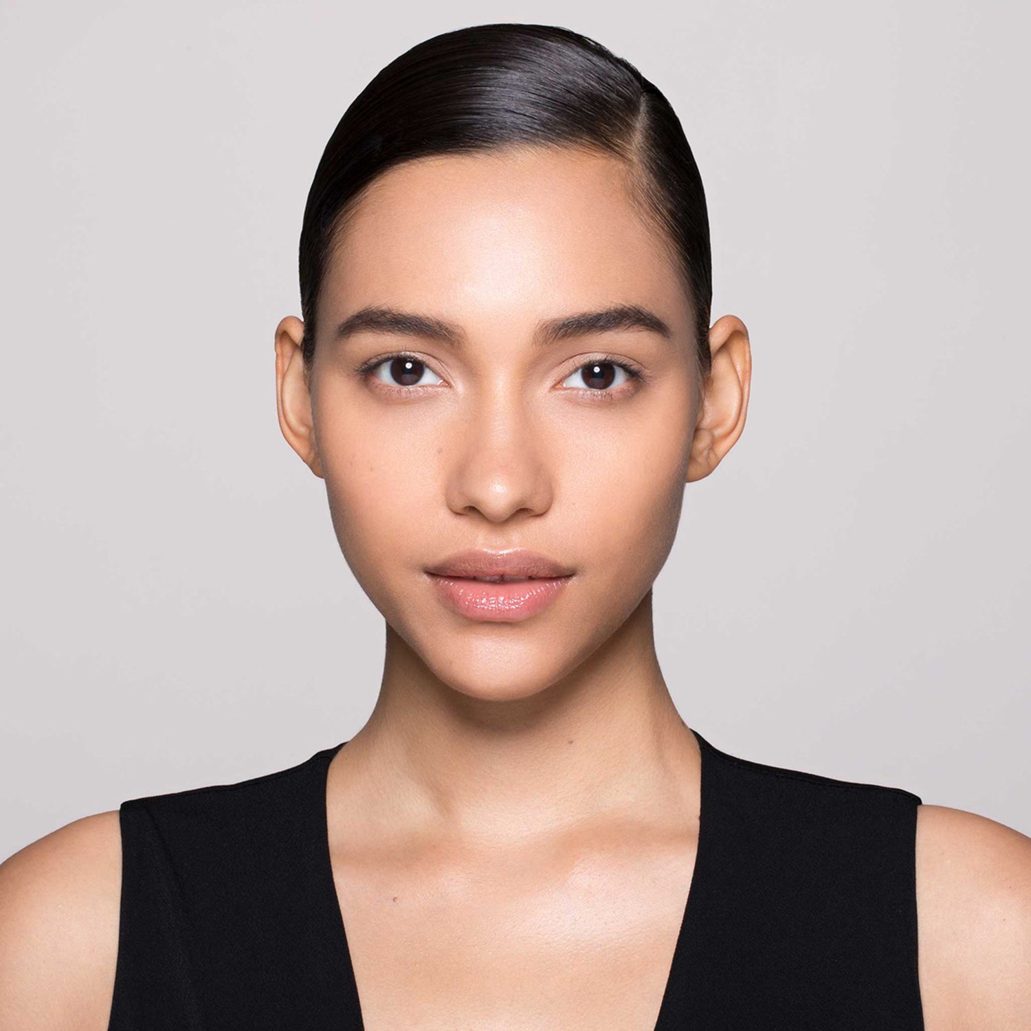 Nars Sheer Glow Foundation Color/Shade variant: Syracuse MD1 model image . This product is for medium warm complexions