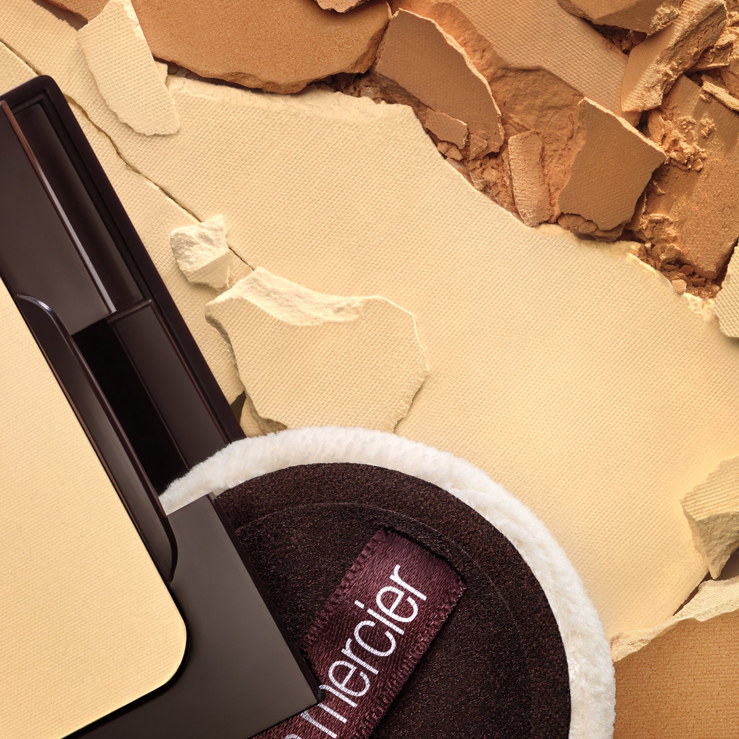 Laura Mercier Translucent Pressed Setting Powder Color/Shade variant: Translucent Medium Deep lifestyle image 2 .