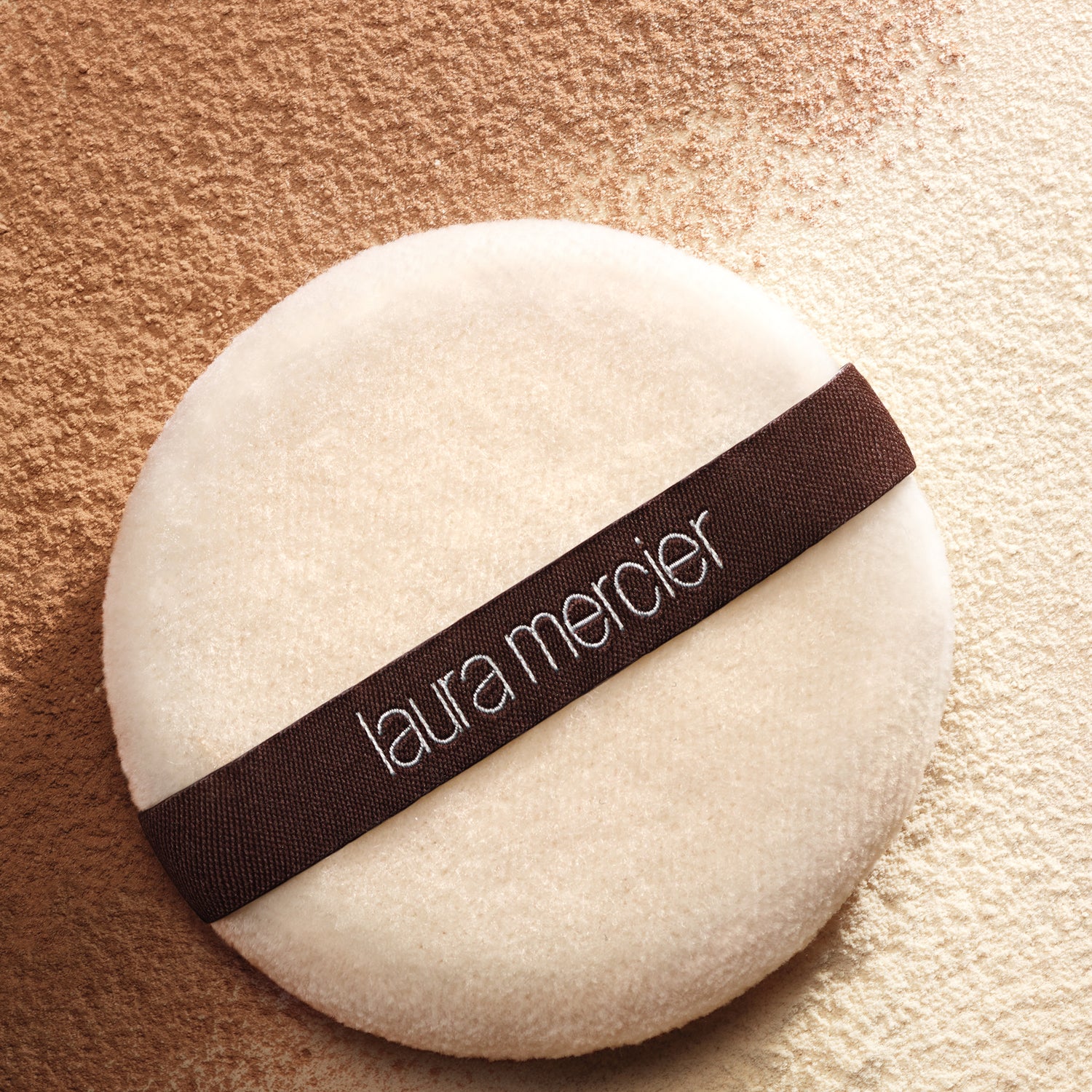 Laura Mercier Translucent Pressed Setting Powder Color/Shade variant: Translucent Medium Deep lifestyle image 3 .